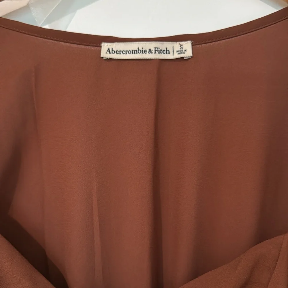 Abercrombie & Fitch elegant square